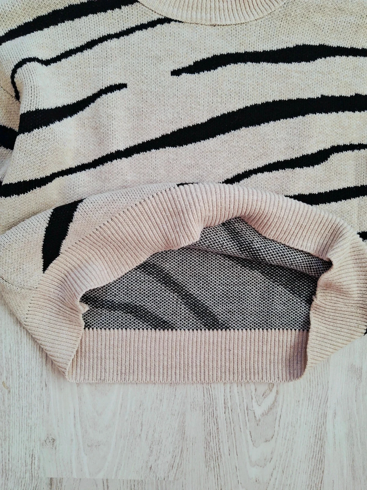 Women's Warm and Thick Animal Print Striped Beige/Black Top/Sweater - Size M – photo 7